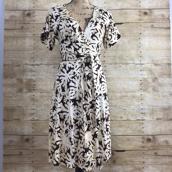 Diane Von Furstenberg Dresses & Skirts - Diane von Furstenburg Short Sleeve Wrap Dress